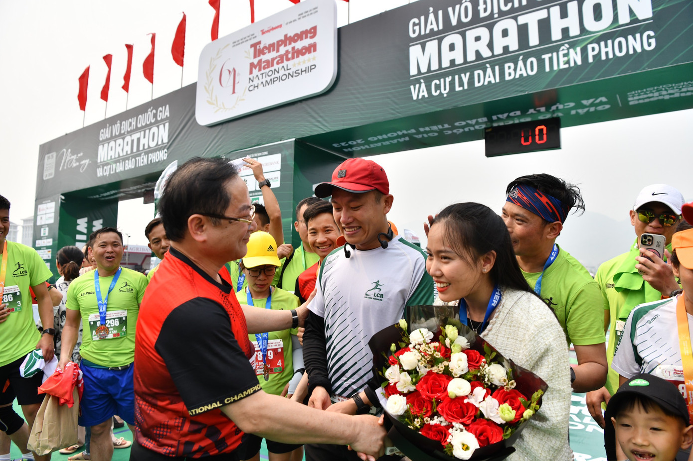 Nhà báo Lê Xuân Sơn - Tổng Biên tập báo Tiền Phong, đồng Trưởng ban Tổ chức Tiền Phong Marathon 2023 chúc mừng đôi bạn trẻ. Ảnh: Như Ý