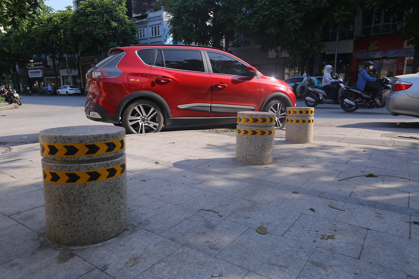 Các trụ đá được thiết kế vững chắc, có phản quang để nhận biết vào buổi tối. Ảnh: Duy Phạm.