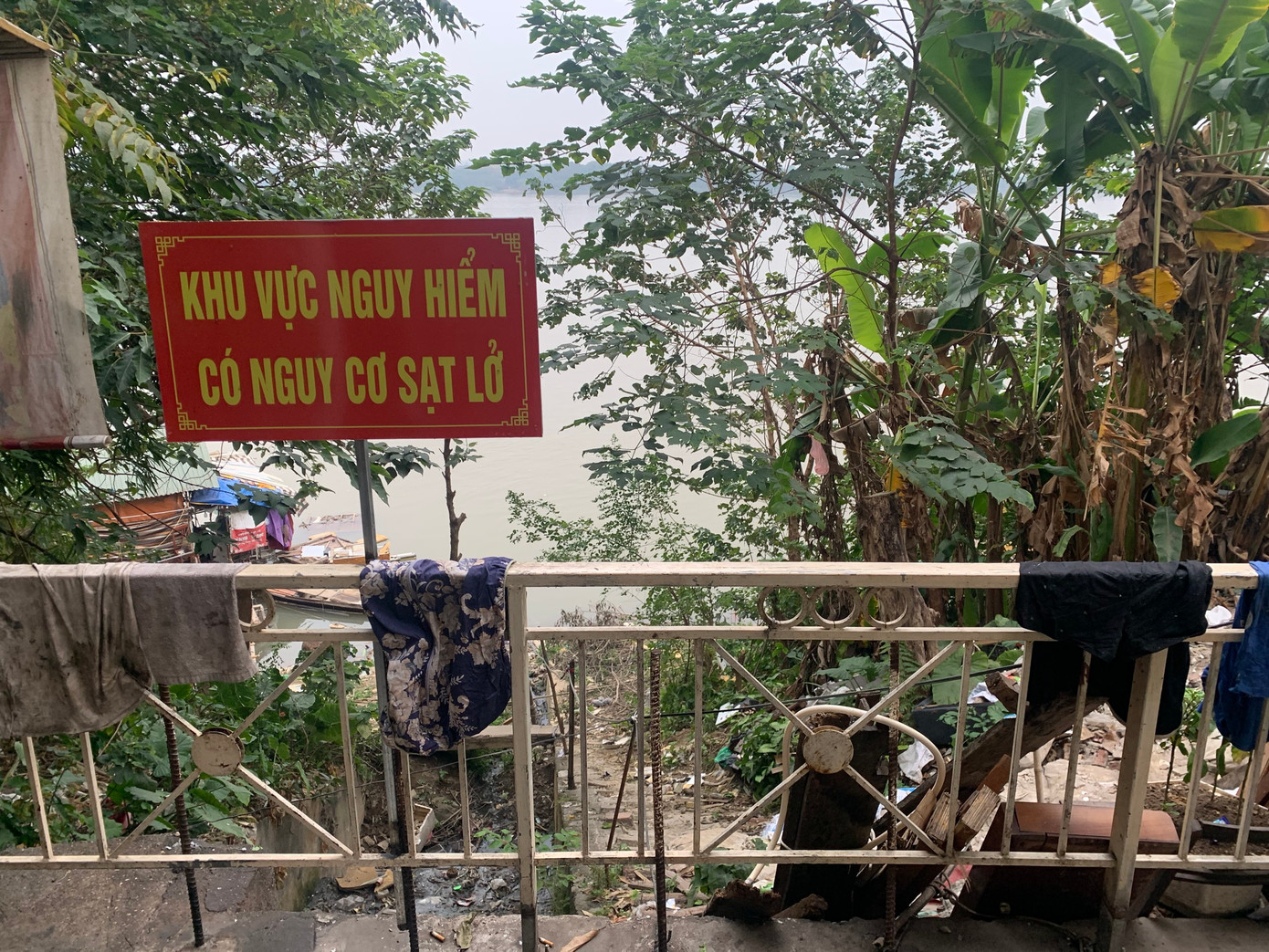 Khu vực sạt lở bờ sông Hồng. Ảnh: Duy Phạm