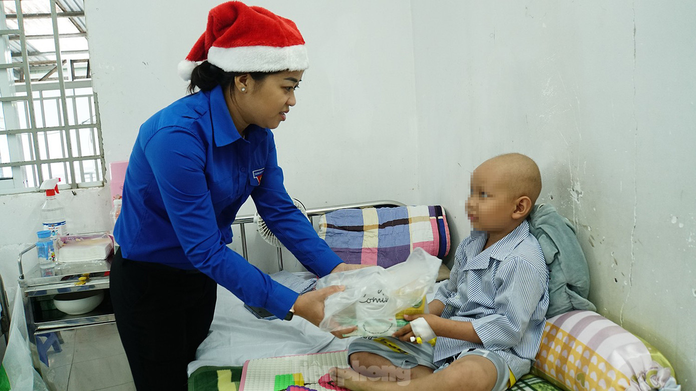 Bí thư Thành Đoàn Cần Thơ - chị Lư Thị Ngọc Anh thăm hỏi, động viên, tiếp sức các bệnh nhi có thêm niềm vui, động lực để "chiến đấu" vượt qua bệnh tật. Ảnh: Hòa Hội