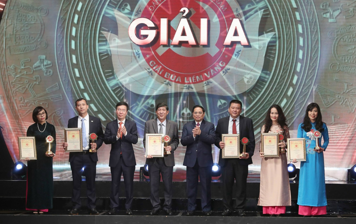 Thủ tướng Phạm Minh Chính và Thường trực Ban Bí thư Võ Văn Thưởng trao Giải Búa liềm vàng năm 2021 cho các tác giả, nhóm tác giả (Ảnh: Phạm Cường).
