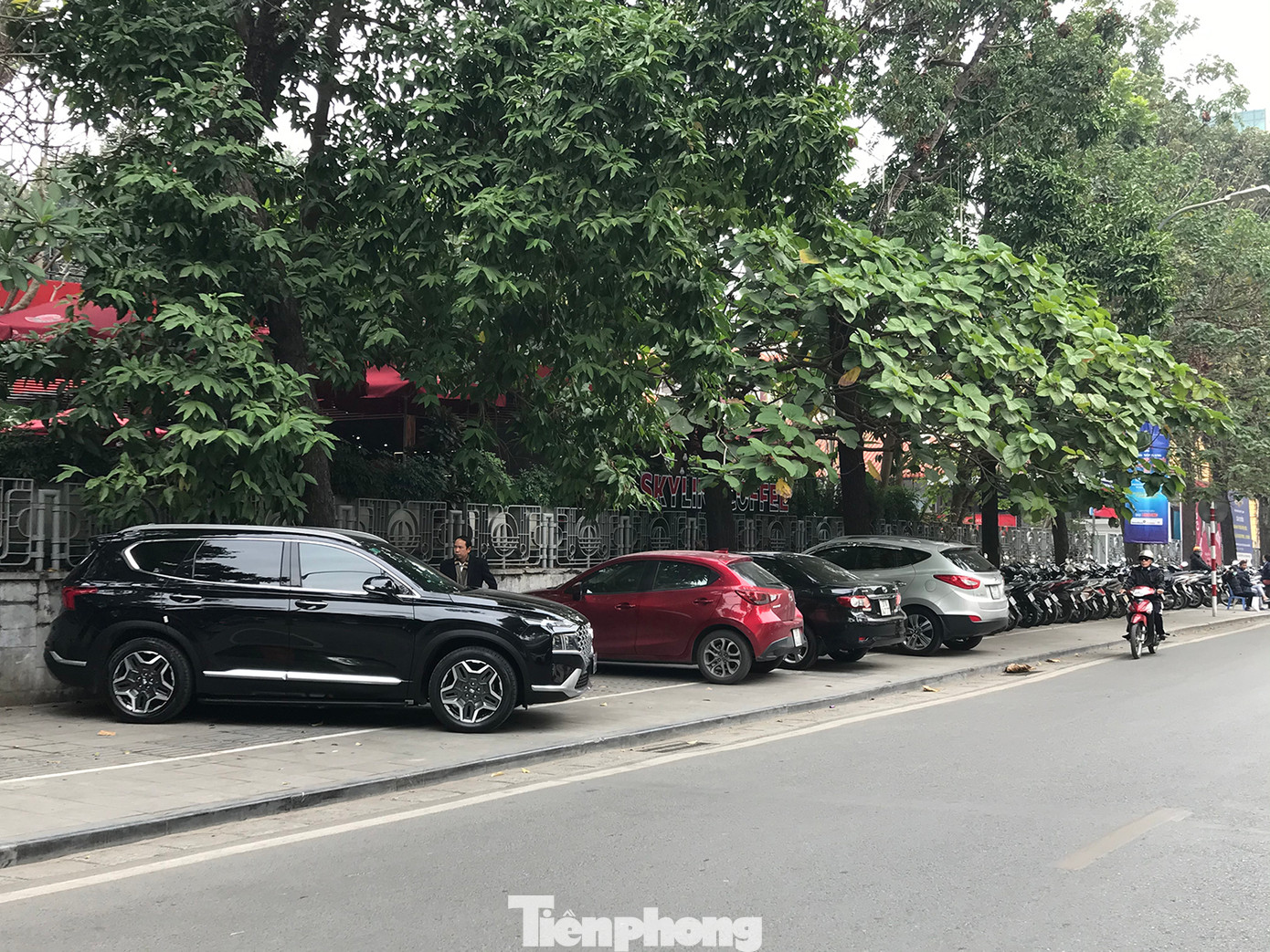 Điểm trông giữ xe ô tô trên vỉa hè phố Trần Bình Trọng (đối diện số 5 - 15 phố Trần Bình Trọng). Ảnh: Trường Phong