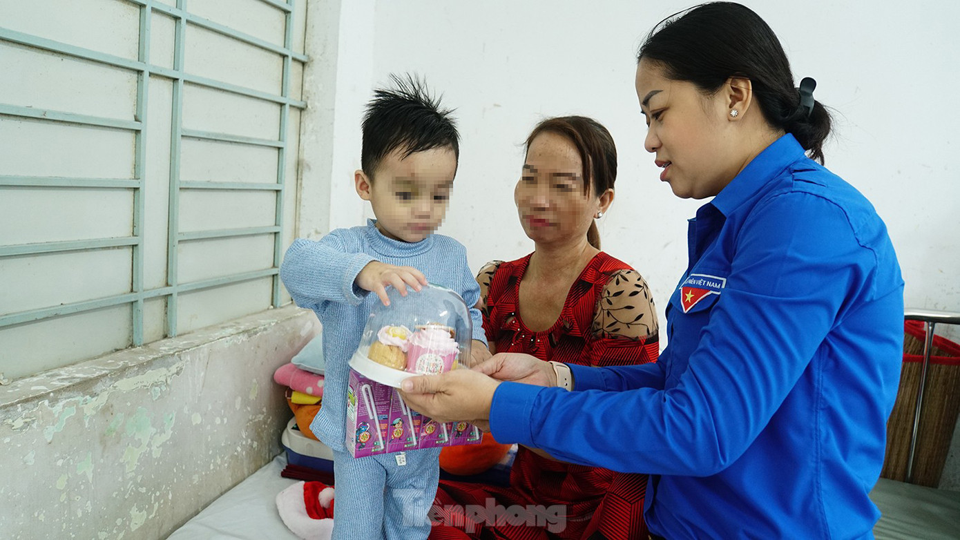 Bí thư Thành Đoàn Cần Thơ tặng quà bé Cao M.Kh., gần 2 tuổi, quê ở huyện Cờ Đỏ, TP Cần Thơ - bị bệnh loãng máu. Tại bệnh viện, em được bà nội chăm sóc. Cha mẹ Kh. nghèo, đi làm thuê ở TP. HCM để gửi tiền về lo chữa trị. Bé Kh. được hơn 7 tháng tuổi thì phát hiện bị bệnh loãng máu, từ đó đến nay cứ khoảng nửa tháng sẽ nhập viện 1 lần, điều trị khoảng 10 ngày rồi trở về nhà.