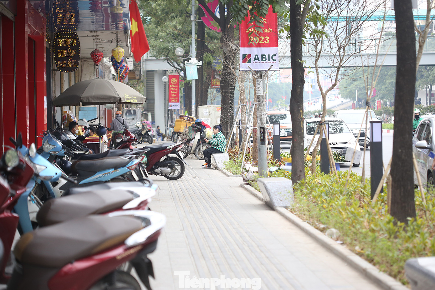 Đáng chú ý, dọc vỉa hè tuyến phố Nguyễn Chí Thanh, nhiều ghế đá đẹp mắt được bố trí dưới những tán cây. Ảnh: Trường Phong