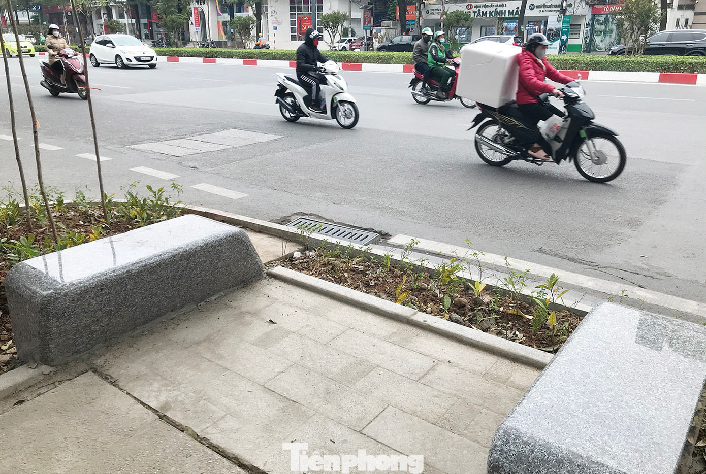 Ghế đá được bố trí trên vỉa hè phố Nguyễn Chí Thanh, tạo không gian như công viên. Ảnh: Trường Phong