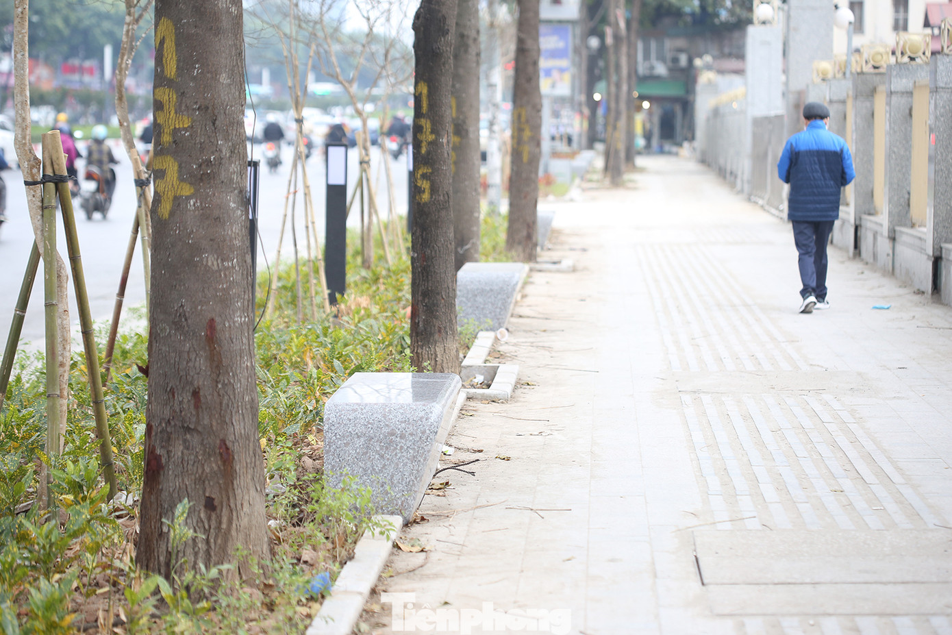 Nhiều người dân địa phương cho rằng, thiết kế cảnh quan vỉa hè phố Nguyễn Chí Thanh đẹp mắt và đảm bảo văn minh đô thị. Ảnh: Trường Phong