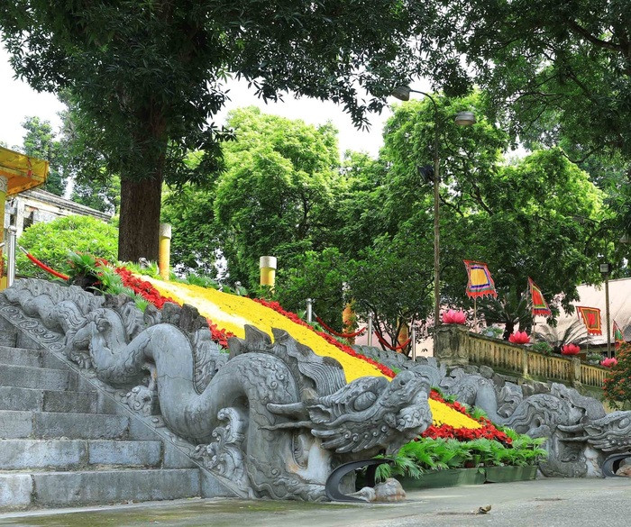 Đôi rồng đá chạm khắc tinh xảo tại khu di tích điện Kính Thiên trong Hoàng thành Thăng Long. Ảnh tư liệu.