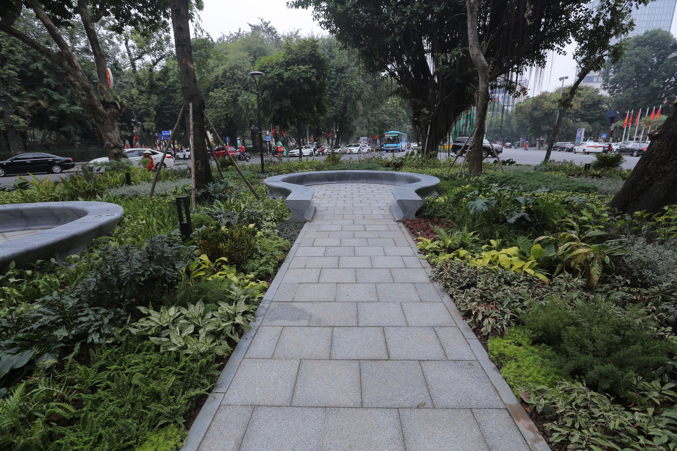 Bên trong vườn hoa được bố trí các vị trí nghỉ ngơi cho người đi bộ bằng đá granit, phong cách khác hoàn toàn so với những nơi khác. Ảnh: Duy Phạm Bên trong vườn hoa được bố trí các vị trí nghỉ ngơi cho người đi bộ bằng đá granit, phong cách khác hoàn toàn so với những nơi khác. Ảnh: Duy Phạm