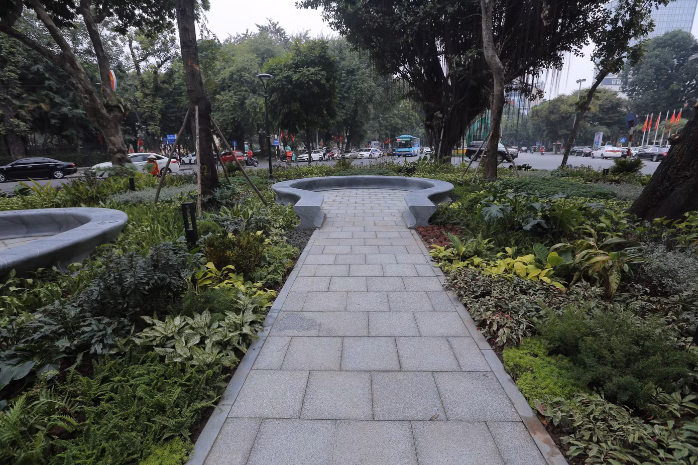 Bên trong vườn hoa được bố trí các vị trí nghỉ ngơi cho người đi bộ bằng đá granit, phong cách khác hoàn toàn so với những nơi khác. Ảnh: Duy Phạm Bên trong vườn hoa được bố trí các vị trí nghỉ ngơi cho người đi bộ bằng đá granit, phong cách khác hoàn toàn so với những nơi khác. Ảnh: Duy Phạm