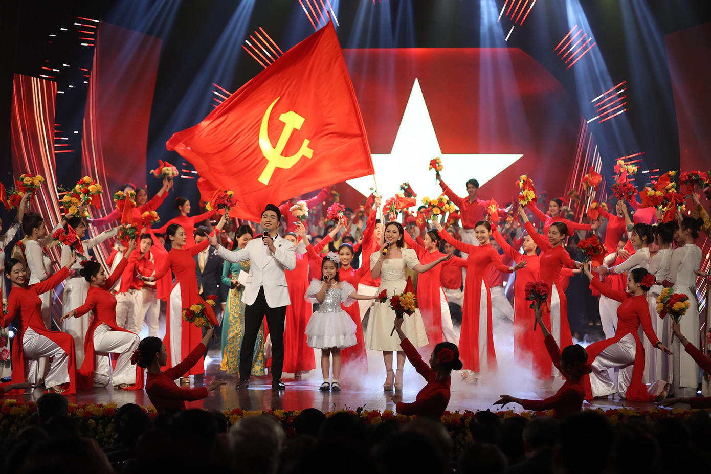 Tiết mục văn nghệ tại chương trình (Ảnh: Như Ý). Tiết mục văn nghệ tại chương trình (Ảnh: Như Ý).