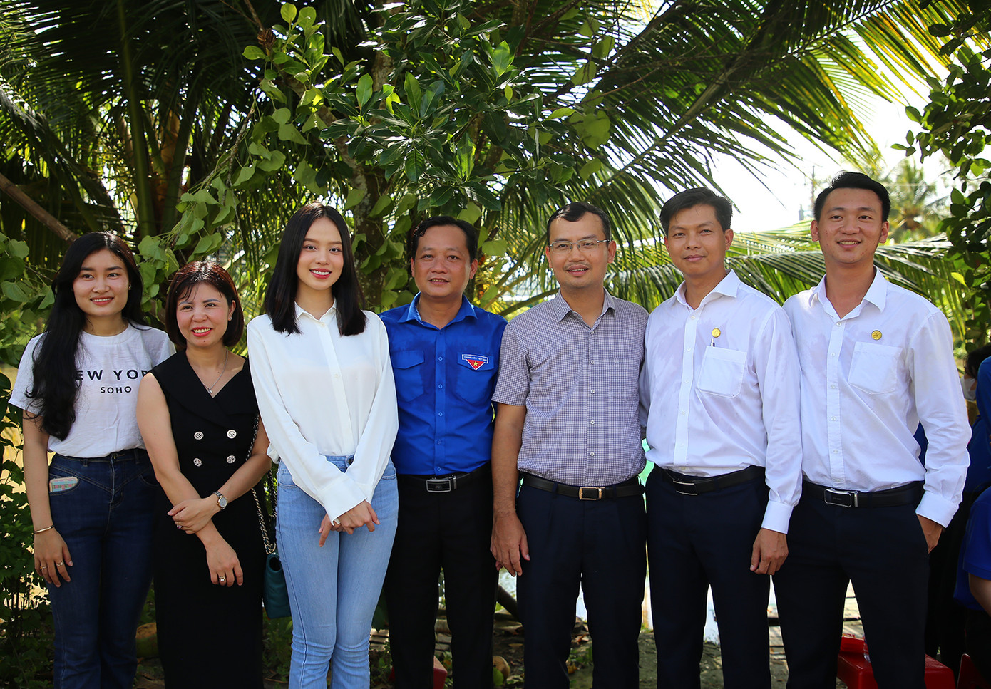 Thanh Thủy chụp ảnh lưu niệm cùng lãnh đạo công ty cổ phần xây dựng HUD Kiên Giang (Tập đoàn Tân Á Đại Thành), cán bộ lãnh đạo tỉnh đoàn Kiên Giang, cán bộ báo Tiền Phong.