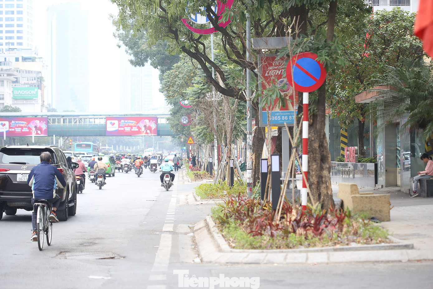 Cùng với việc bổ sung thêm hệ thống cây xanh, thảm hoa sát tận mép đường, tuyến phố Nguyễn Chí Thanh đã sạch đẹp và văn minh hơn so với thời điểm trước đây. Ảnh: Trường Phong