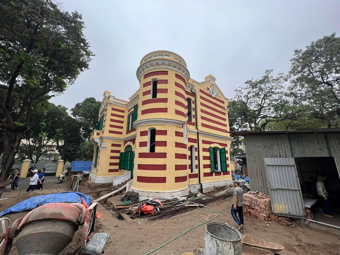 Nhiều ý kiến trên mạng xã hội đang quan tâm đến việc phối màu sắc cho biệt thự 49 Trần Hưng Đạo. Ảnh: PV Nhiều ý kiến trên mạng xã hội đang quan tâm đến việc phối màu sắc cho biệt thự 49 Trần Hưng Đạo. Ảnh: PV