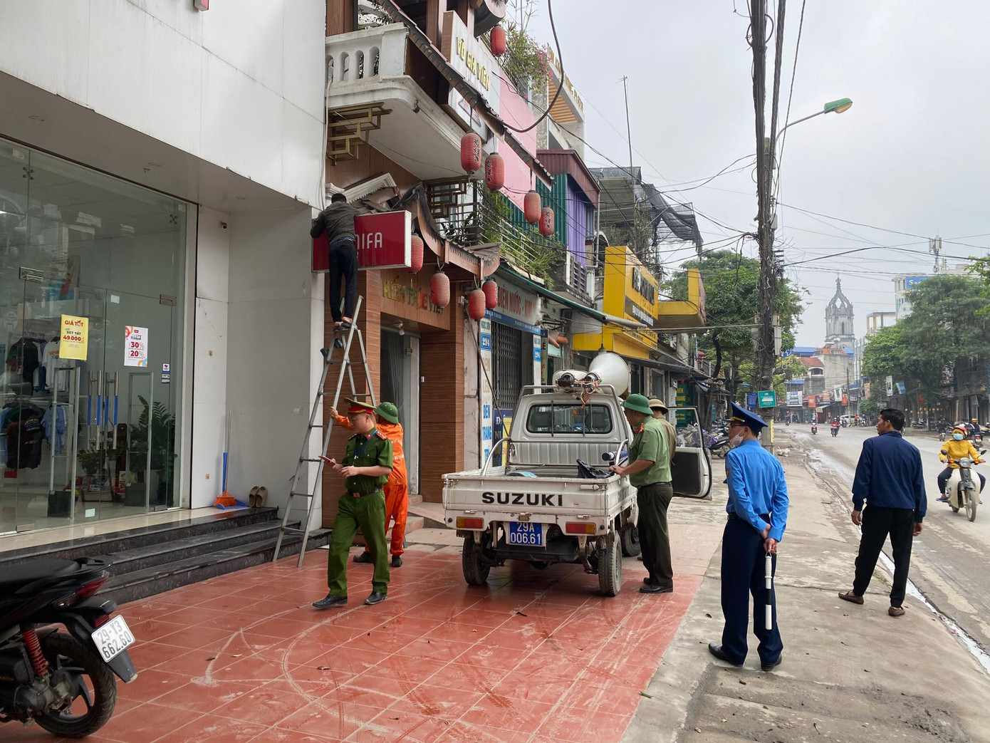 Lực lượng chức năng huyện Ứng Hoà xử lý các vi phạm trật tự đô thị trên địa bàn. Ảnh: PV Lực lượng chức năng huyện Ứng Hoà xử lý các vi phạm trật tự đô thị trên địa bàn. Ảnh: PV