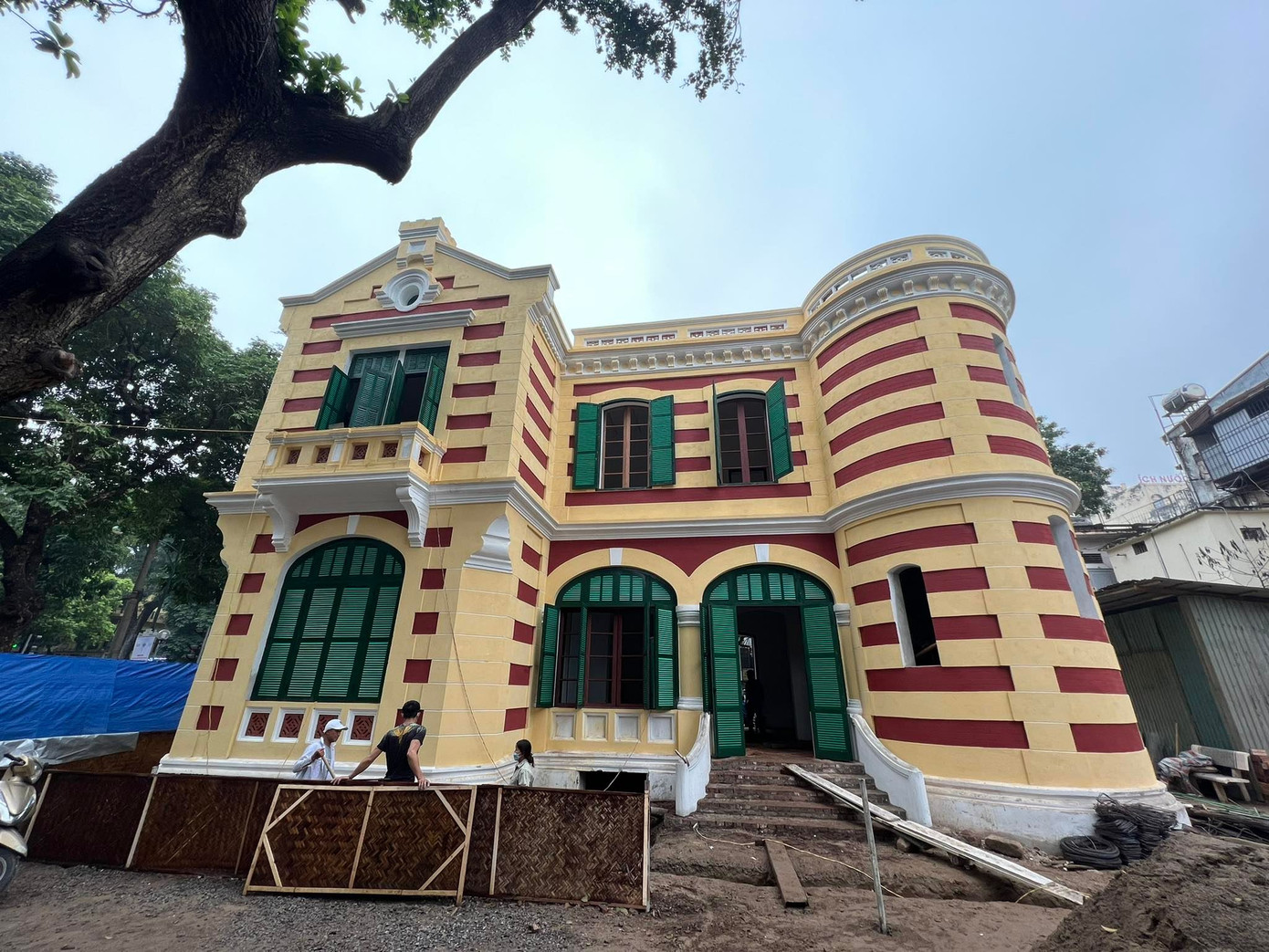 Biệt thự 49 Trần Hưng Đạo đang được quét vôi thử để tìm ra màu chuẩn với màu gốc. Ảnh: PV Biệt thự 49 Trần Hưng Đạo đang được quét vôi thử để tìm ra màu chuẩn với màu gốc. Ảnh: PV