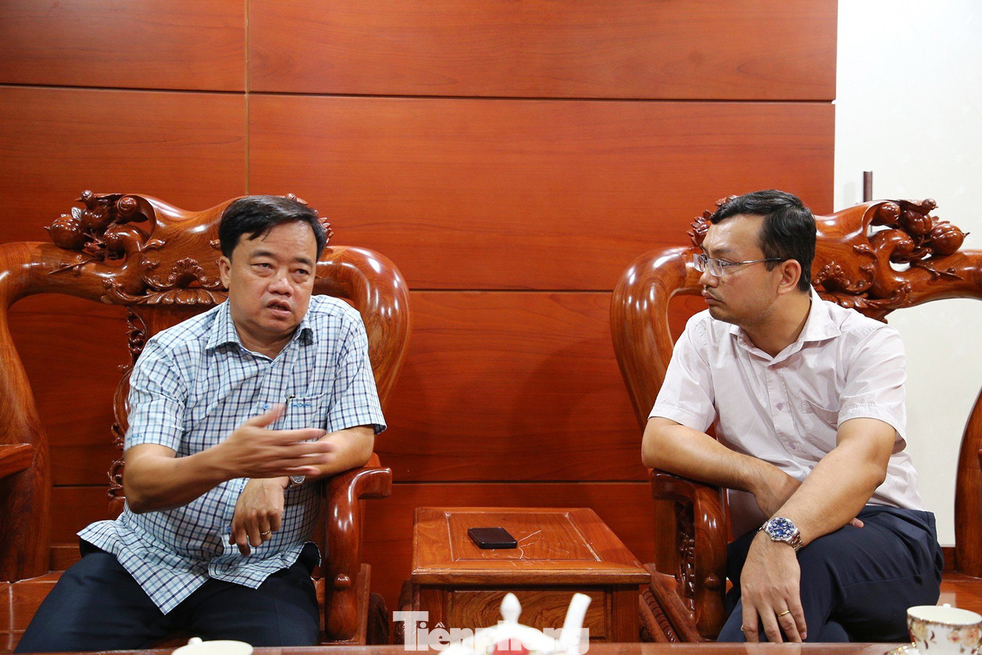 Chủ tịch UBND tỉnh Cà Mau Huỳnh Quốc Việt trò chuyện với nhà báo Hà Nhân, Trưởng Ban Thời sự - Nội chính, phụ trách Ban đại diện ĐBSCL báo Tiền Phong. Ảnh: Nhật Huy.