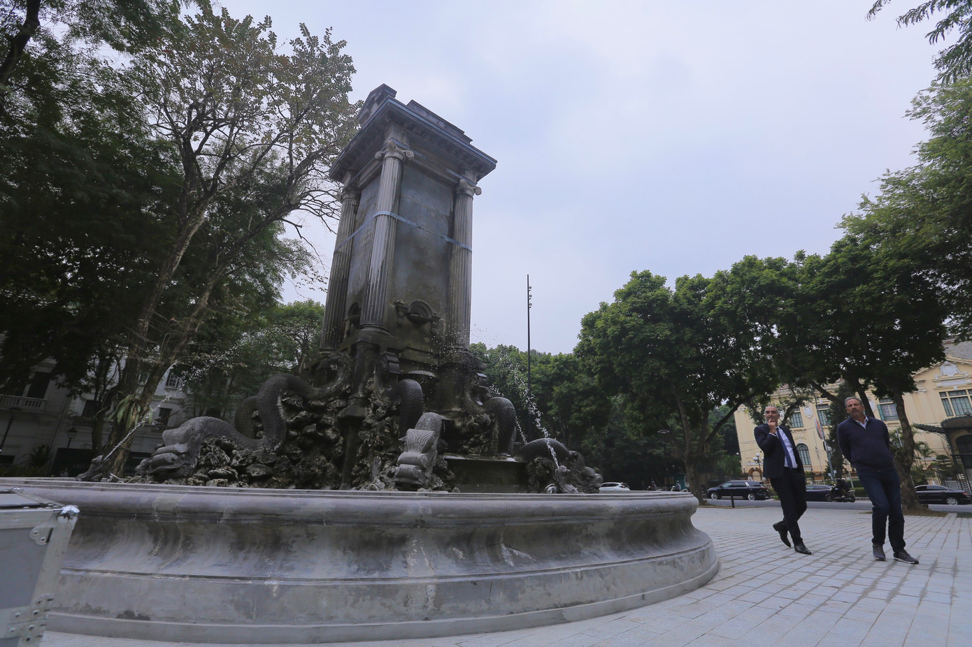 Theo UBND quận Hoàn Kiếm, riêng hạng mục đài phun nước con Cóc, quận sẽ tiếp tục thu thập hồ sơ, xin ý kiến các sở ngành liên quan để tìm phương án bảo tồn, tu bổ phù hợp. Ảnh: Duy Phạm Theo UBND quận Hoàn Kiếm, riêng hạng mục đài phun nước con Cóc, quận sẽ tiếp tục thu thập hồ sơ, xin ý kiến các sở ngành liên quan để tìm phương án bảo tồn, tu bổ phù hợp. Ảnh: Duy Phạm