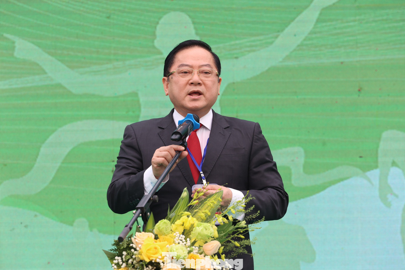 Nhà báo Lê Xuân Sơn phát biểu khai mạc giải Vô địch Quốc gia Marathon và cự ly dài báo Tiền Phong lần thứ 64 - năm 2023 tại Lai Châu, sáng 26/3. Ảnh: Như Ý