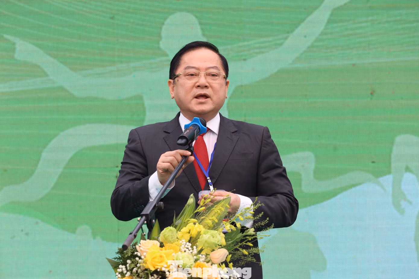 Nhà báo Lê Xuân Sơn phát biểu khai mạc giải Vô địch Quốc gia Marathon và cự ly dài báo Tiền Phong lần thứ 64 - năm 2023 tại Lai Châu, sáng 26/3. Ảnh: Như Ý