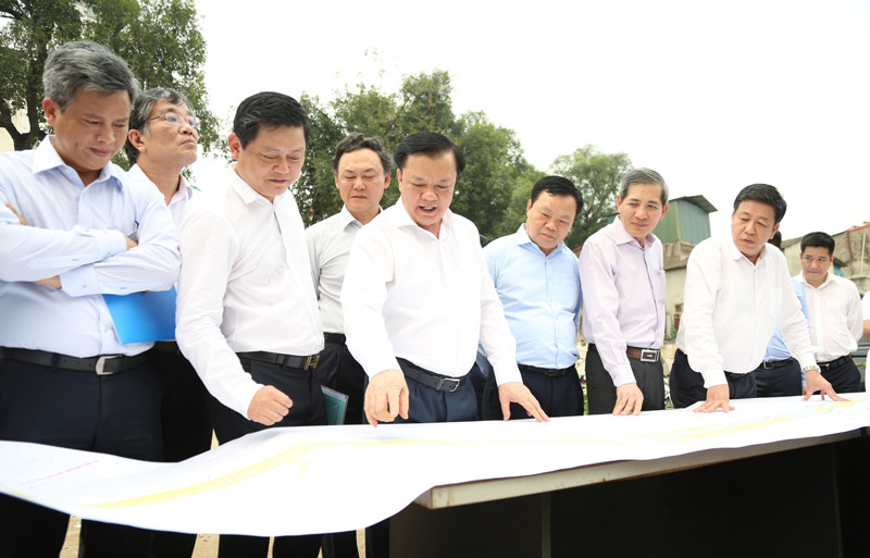 Bí thư Thành uỷ Hà Nội Đinh Tiến Dũng kiểm tra tiến độ đường Vành đai 1 đoạn Hoàng Cầu - Voi Phục chiều 4/4. Ảnh: PV Bí thư Thành uỷ Hà Nội Đinh Tiến Dũng kiểm tra tiến độ đường Vành đai 1 đoạn Hoàng Cầu - Voi Phục chiều 4/4. Ảnh: PV