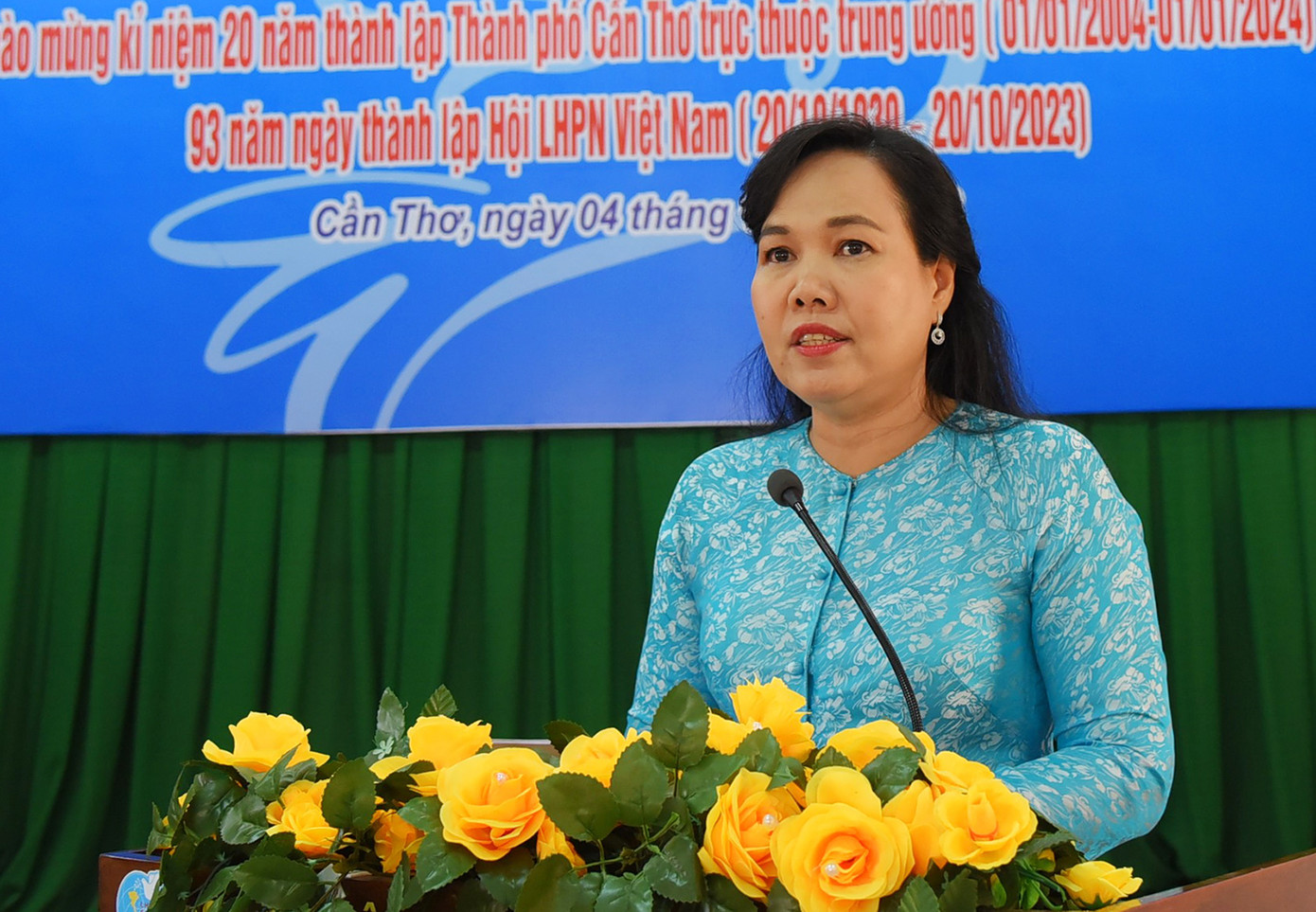 Bà Võ Kim Thoa, Chủ tịch Hội LHPN thành phố Cần Thơ phát biểu tại cuộc họp.