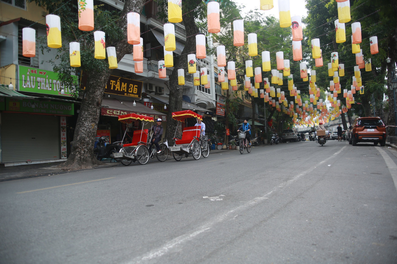 Phố Phùng Hưng (Hoàn Kiếm, Hà Nội) được trang trí phục vụ nhu cầu khách du lịch và nhân dân Thủ đô dịp Tết Nguyên đán Quý Mão 2023. Ảnh: Duy Phạm