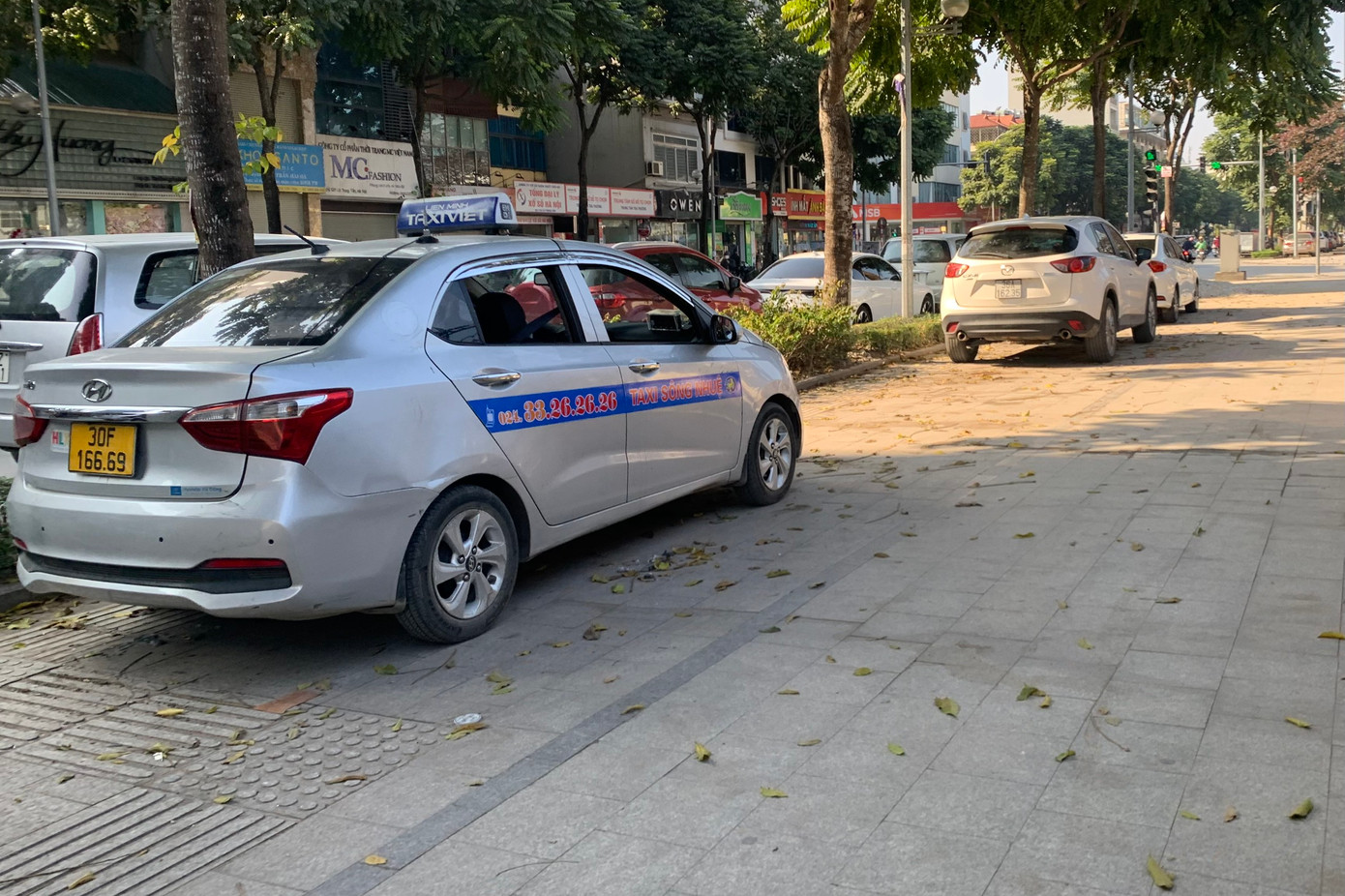 Theo Ban QLDA quận Thanh Xuân - đơn vị chịu trách nhiệm duy tu, cải tạo, sửa chữa vỉa hè lát đá tự nhiên trên tuyến Lê Trọng Tấn, một trong các nguyên nhân gây ra tình trạng vỉa hè lát đá bị xuống cấp, hư hỏng là do các phương tiện dừng đỗ. Ảnh: Duy Phạm