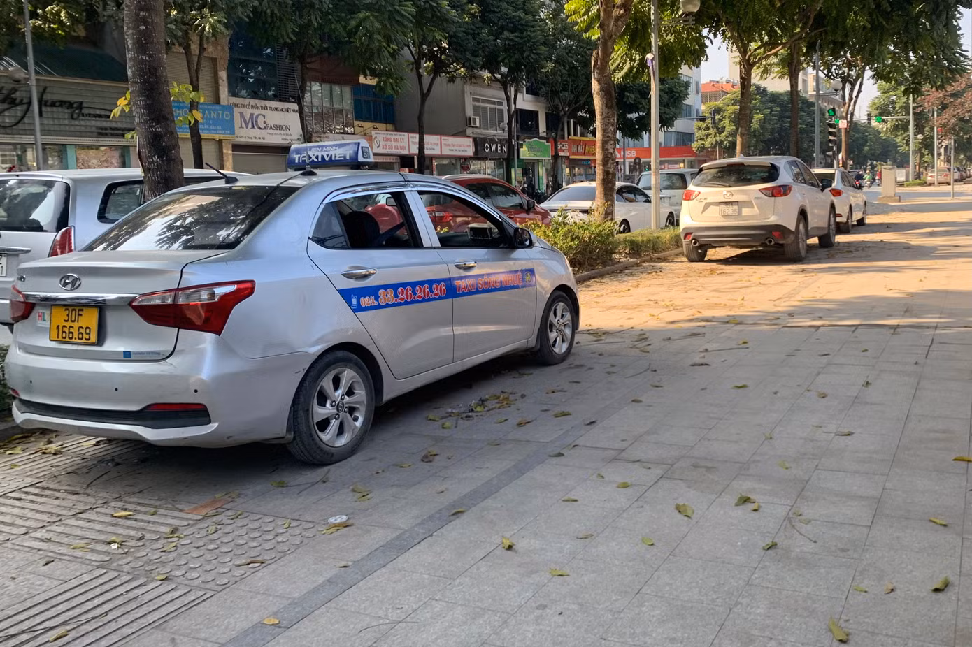 Theo Ban QLDA quận Thanh Xuân - đơn vị chịu trách nhiệm duy tu, cải tạo, sửa chữa vỉa hè lát đá tự nhiên trên tuyến Lê Trọng Tấn, một trong các nguyên nhân gây ra tình trạng vỉa hè lát đá bị xuống cấp, hư hỏng là do các phương tiện dừng đỗ. Ảnh: Duy Phạm