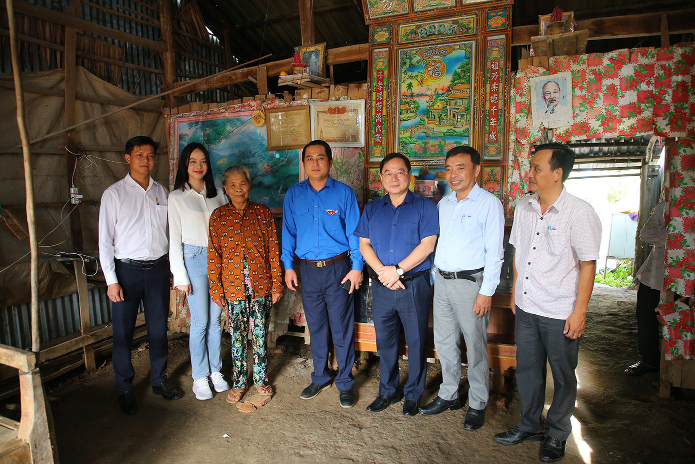 Hoa hậu Việt Nam 2022 Huỳnh Thị Thanh Thủy tham gia đoàn công tác của báo Tiền Phong, Tập đoàn Tân Á Đại Thành trong chương trình "Nước sạch biên cương" tại Kiên Giang ngày 9/10. Trong ảnh, hoa hậu cùng đoàn đại biểu thăm, động viên bà Đặng Thị Hoàng (xã Thạnh Đông, huyện Tân Hiệp, tỉnh Kiên Giang) - một hộ gia đình khó khăn được chương trình và các cơ quan hỗ trợ xây dựng tặng Nhà nhân ái.