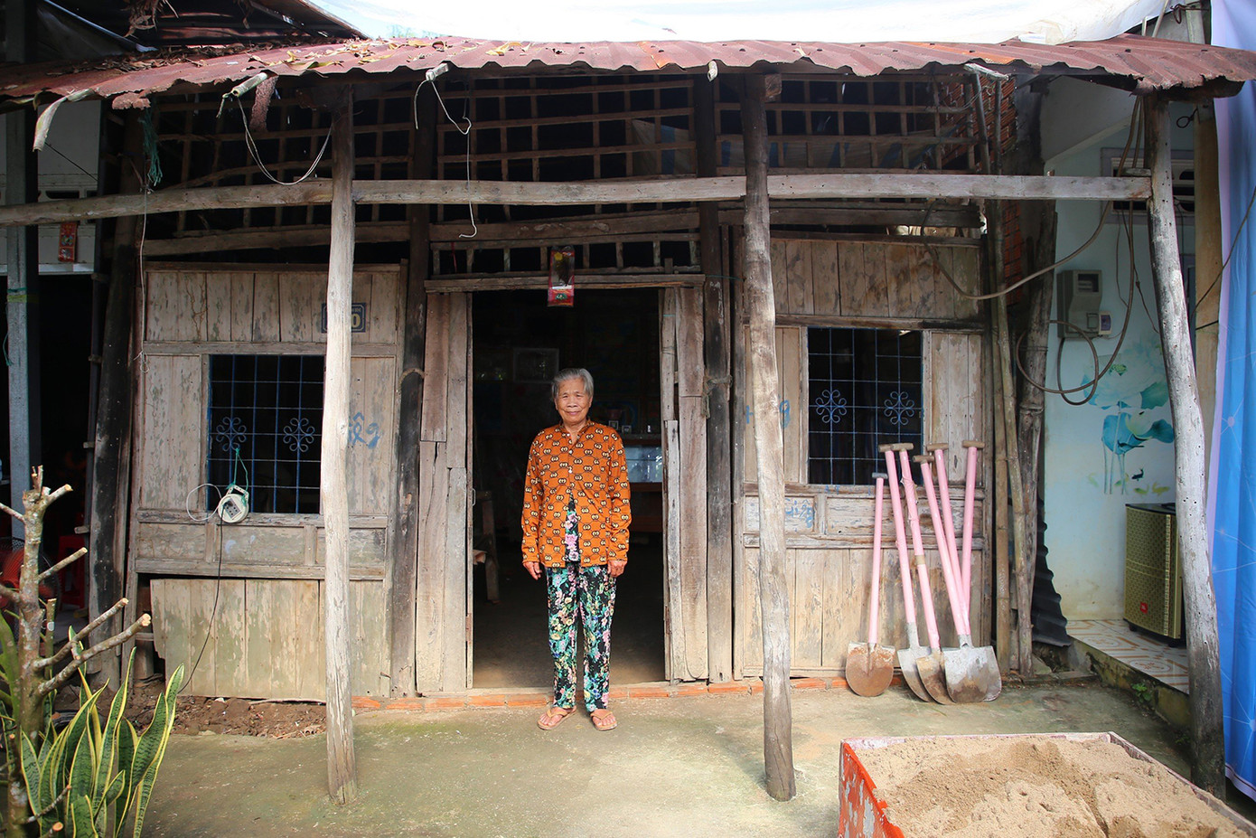 Bà Đặng Thị Hoàng trước căn nhà của mình. Ảnh: Nhật Huy.