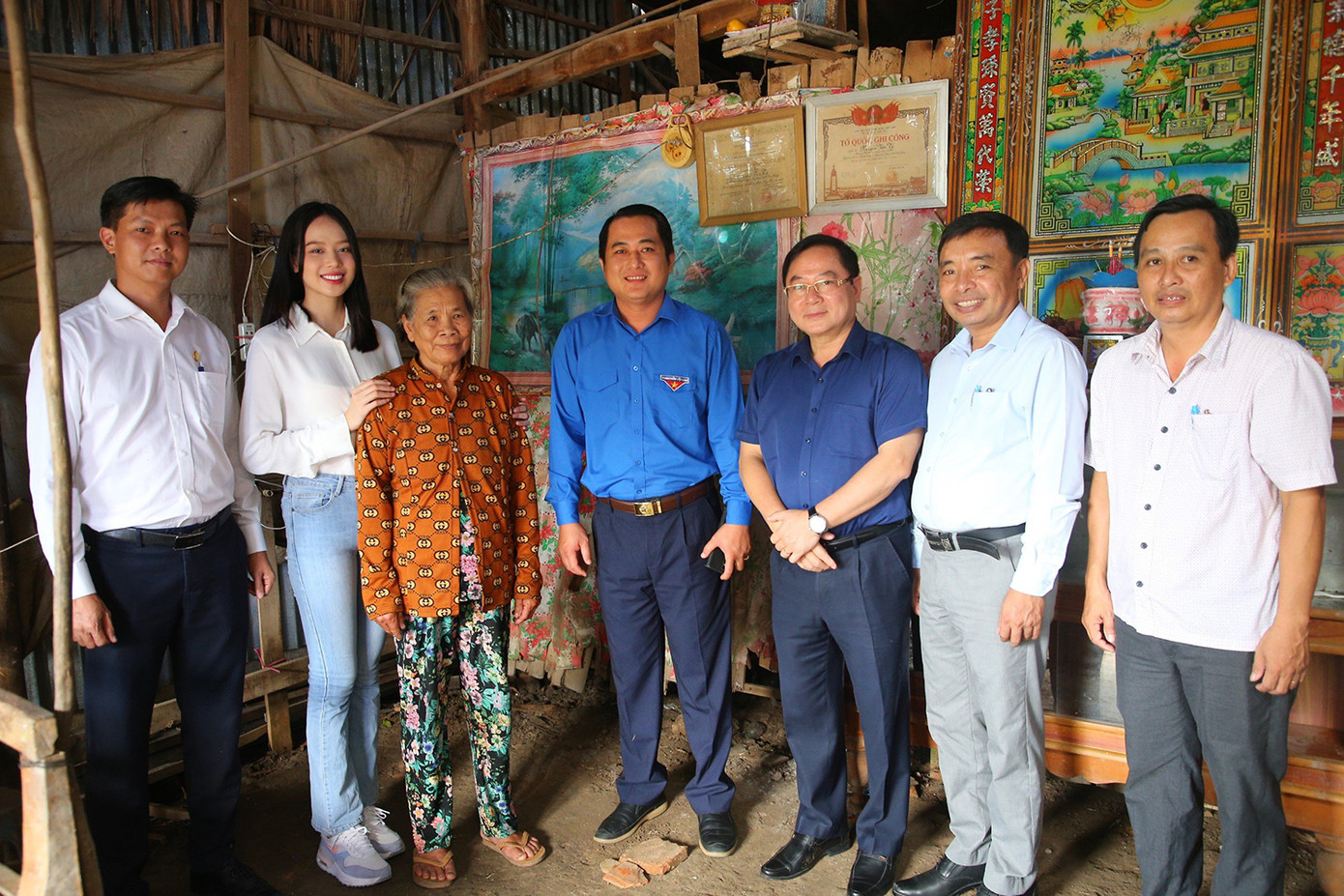 Tổng Biên tập báo Tiền Phong Lê Xuân Sơn; Tổng giám đốc Công ty cổ phần xây dựng HUD Kiên Giang (Tập đoàn Tân Á Đại Thành) Lê Văn Sơn; Bí thư Tỉnh Đoàn Kiên Giang Phan Đình Nhân; Hoa hậu Việt Nam 2022 Huỳnh Thị Thanh Thuỷ và các đại biểu thăm hỏi, động viên bà Đặng Thị Hoàng. Ảnh: Nhật Huy.