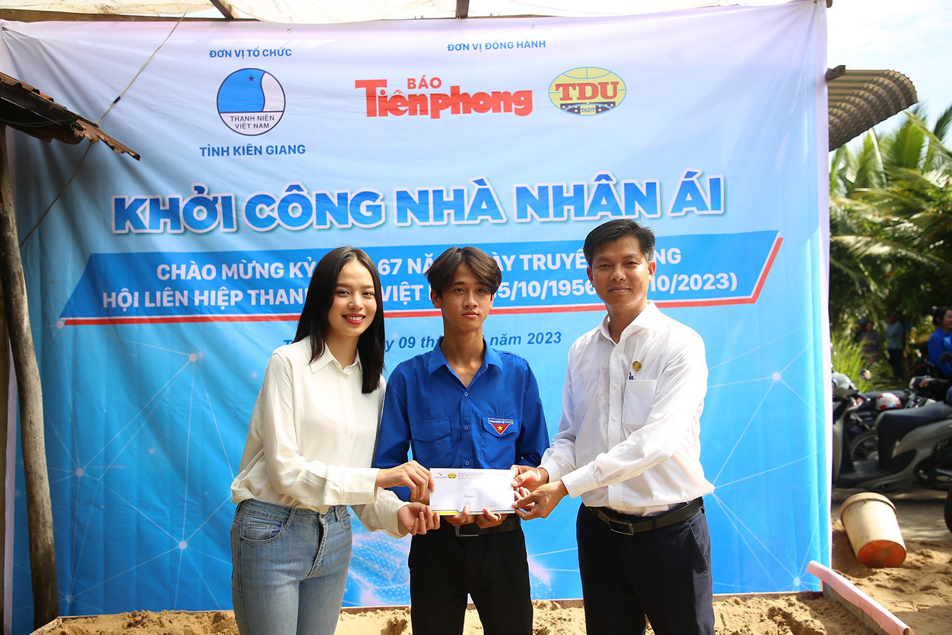 Em Lê Minh An, học sinh lớp 12A Trường THCS &amp; THPT Thạnh Tây nhận học bổng từ ông Lê Văn Sơn và Hoa hậu Huỳnh Thị Thanh Thuỷ. Ảnh: Nhật Huy.