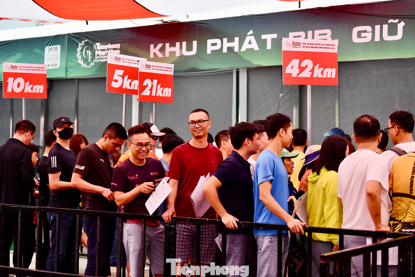 Vận động viên xếp hàng chờ đến lượt nhận racekit sáng 25/3.