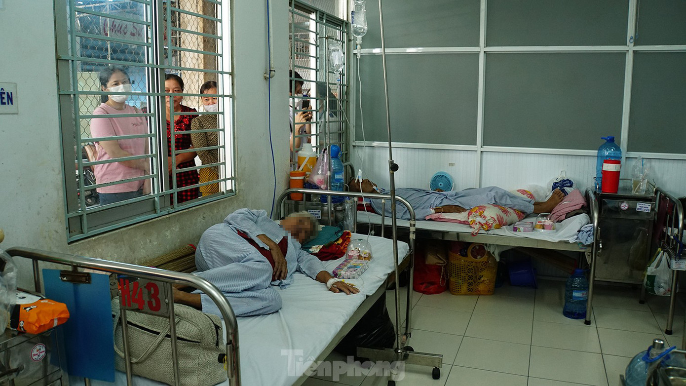 Anh Phương Tấn Đạt - Giám đốc Trung tâm Hỗ trợ học sinh sinh viên thành phố Cần Thơ chia sẻ: “ Hoạt động Noel yêu thương - gắn kết tình thân nằm trong chuỗi hoạt động Tôi yêu Tổ quốc tôi của tuổi trẻ thành phố Cần Thơ với mong muốn chia sẻ những yêu thương; mang niềm vui, gửi gắm tình cảm đến các bệnh nhân, thiếu nhi đang điều trị căn bệnh ung thư máu. Qua hoạt động cũng thể hiện tinh thần trách nhiệm của tuổi trẻ thành phố với các hoàn cảnh khó khăn, góp phần làm tăng giá trị cộng đồng, tô điểm thêm hình mẫu người Cần Thơ trong thời kỳ mới là "Trí tuệ - năng động - nhân ái - hào hiệp - thanh lịch". Ảnh: Hòa Hội