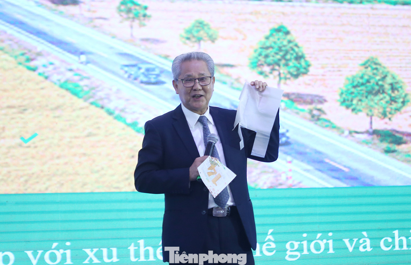 Ông Huỳnh Văn Thòn - Chủ tịch Lộc Trời Group giới thiệu sản phẩm túi làm bằng polymer sử dụng nguyên liệu từ vỏ trấu hạt lúa. Ảnh: Trường Phong.