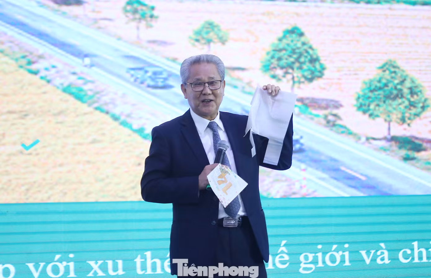 Ông Huỳnh Văn Thòn - Chủ tịch Lộc Trời Group giới thiệu sản phẩm túi làm bằng polymer sử dụng nguyên liệu từ vỏ trấu hạt lúa. Ảnh: Trường Phong. Ông Huỳnh Văn Thòn - Chủ tịch Lộc Trời Group giới thiệu sản phẩm túi làm bằng polymer sử dụng nguyên liệu từ vỏ trấu hạt lúa. Ảnh: Trường Phong.