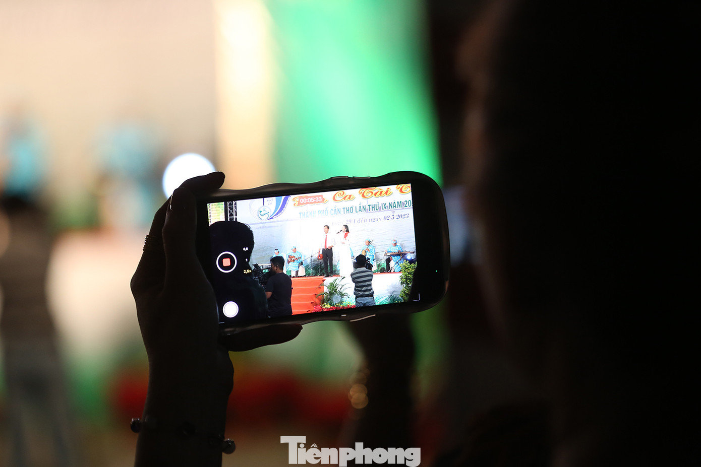 Liên hoan Đờn ca tài tử thu hút khá nhiều người dân, du khách đến theo dõi, ghi lại hình ảnh, video làm kỷ niệm.