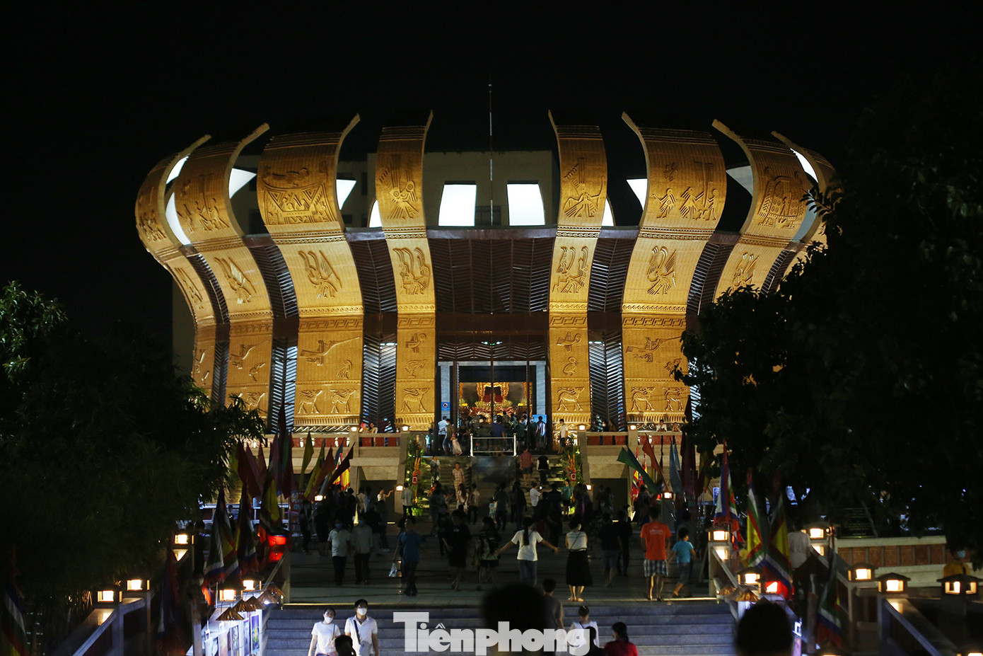 Những ngày này, đông đảo người dân, du khách đến tham quan Đền thờ vua Hùng kỷ niệm ngày giỗ tổ Hùng Vương, chiêm ngưỡng các bức ảnh đẹp, nghe đờn ca tài tử, trải nghiệm nhiều hoạt động vui chơi, giải trí tại thành phố Cần Thơ.