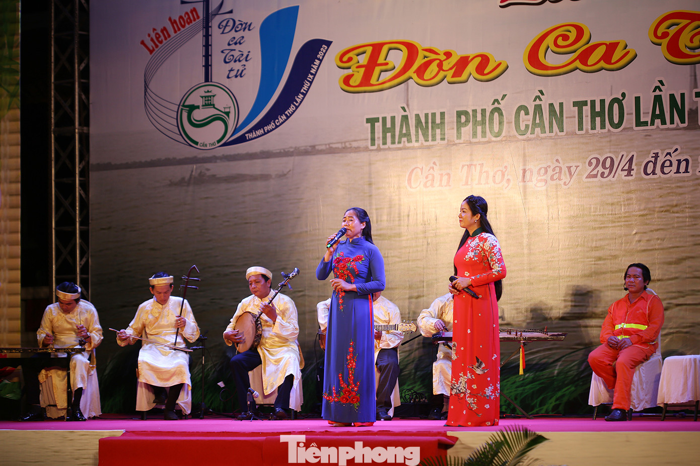 Mỗi phần thi của các đơn vị tại liên hoan gồm 5 tiết mục: 1 tiết mục hoà đờn, 4 tiết mục ca (đơn ca, song ca, ca ra bộ, ca vọng cổ). Mỗi chương trình dự thi không quá 35 phút. Trong ảnh là phần thi của quận Ô Môn.