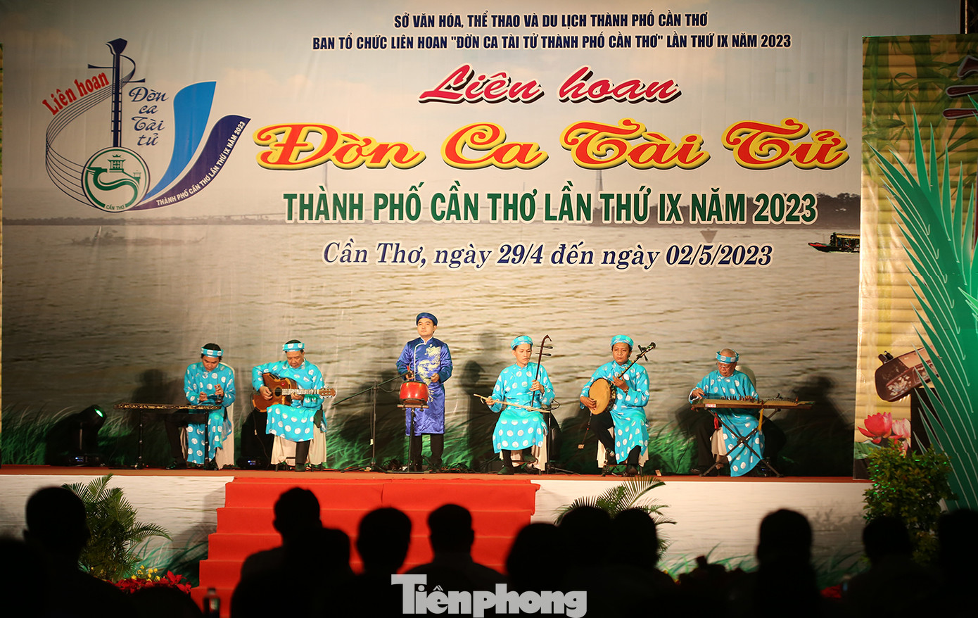 Tối 29/4, tại Đền thờ vua Hùng (thành phố Cần Thơ) diễn ra lễ khai mạc Liên hoan Đờn ca tài tử thành phố lần thứ IX, năm 2023. Chương trình hướng tới việc tôn vinh và quảng bá loại hình nghệ thuật độc đáo của Việt Nam nói chung và người dân Nam Bộ nói riêng, tạo điều kiện để các nghệ nhân, diễn viên không chuyên và quần chúng nhân dân học hỏi, giao lưu, trao đổi kinh nghiệm, phát hiện, bồi dưỡng những hạt nhân đàn, hát có triển vọng.