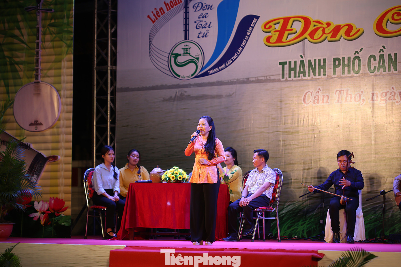 Chương trình Liên hoan sẽ diễn ra trong 3 buổi tối, bắt đầu từ 19h các ngày 29/4, 30/4, 1/5 và được tổng kết, trao giải tối 2/5. Trong ảnh là phần thi của huyện Phong Điền.