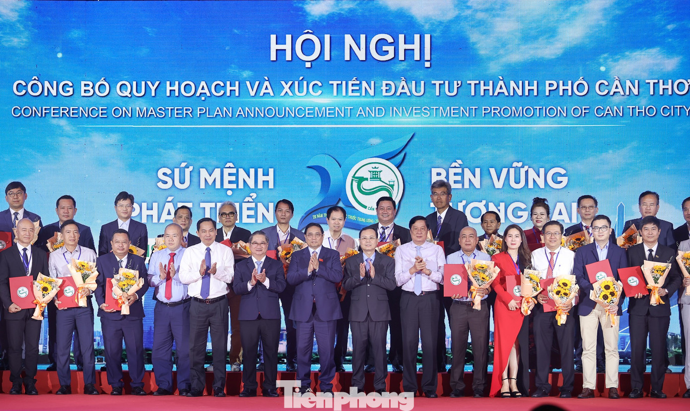Thủ tướng Chính phủ Phạm Minh Chính chứng kiến lãnh đạo thành phố Cần Thơ trao các quyết định xúc tiến đầu tư trên địa bàn thành phố. Ảnh: Đoàn Bắc.