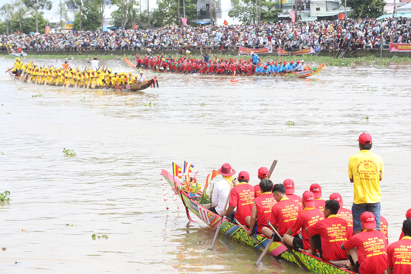 Những cuộc tranh tài gay cấn của các đội ghe Ngo trên dòng sông Maspero, thành phố Sóc Trăng. Ảnh: Trường Phong. Những cuộc tranh tài gay cấn của các đội ghe Ngo trên dòng sông Maspero, thành phố Sóc Trăng. Ảnh: Trường Phong.
