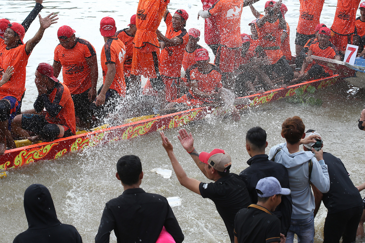 Niềm vui của đội chiến thắng và khán giả theo dõi cuộc đua. Ảnh: Trường Phong. Niềm vui của đội chiến thắng và khán giả theo dõi cuộc đua. Ảnh: Trường Phong.