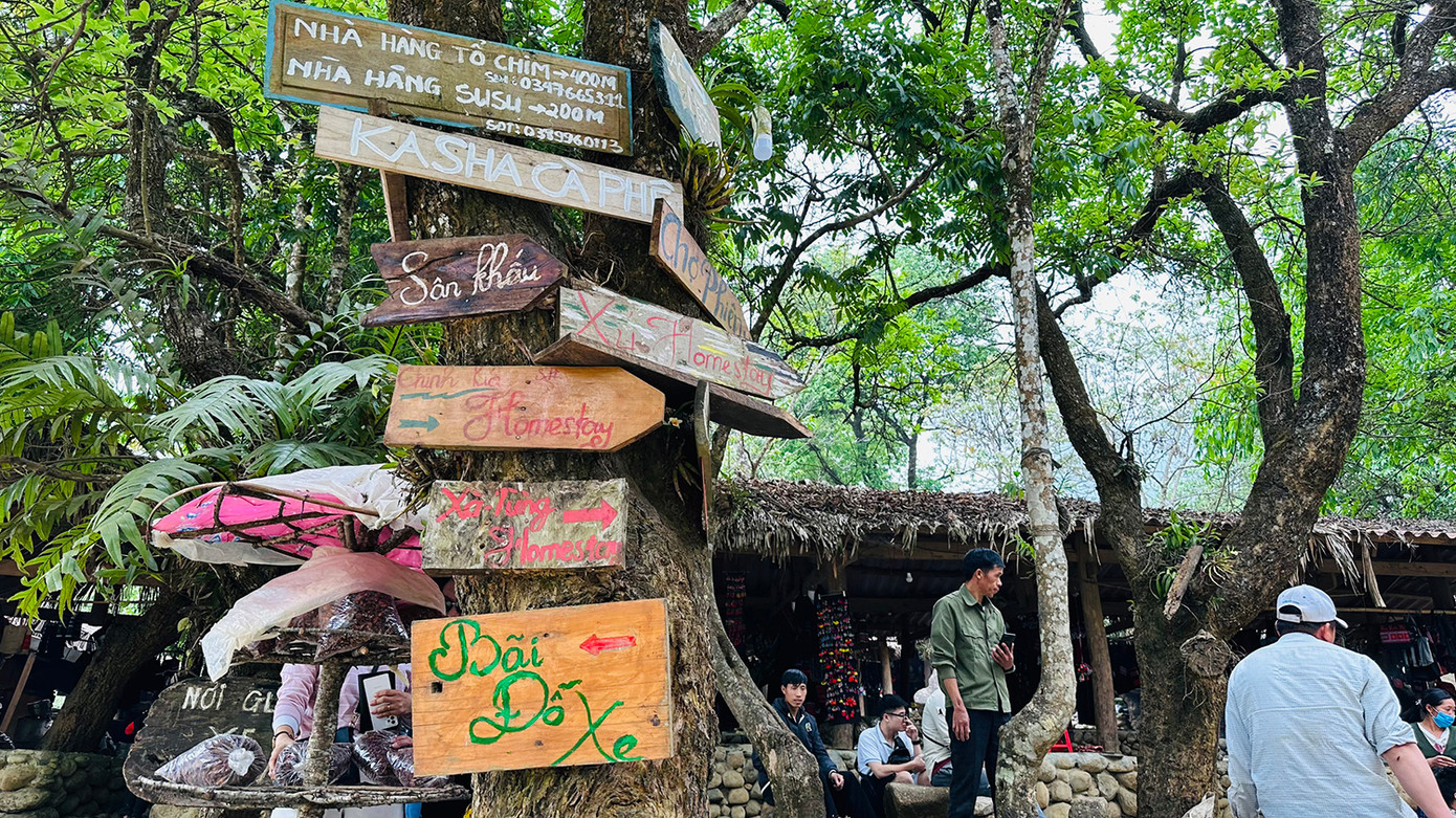 Tại điểm du lịch Sin Suối Hồ, du khách sẽ được khám phá những nét phong tục văn hóa độc đáo của đồng bào dân tộc Mông; nghe những câu chuyện thú vị về việc người dân đã thay đổi cuộc sống mới, lành mạnh và an vui. Người dân trong bản có 4 điều không được làm: không uống rượu; không cờ bạc; không chích hút ma túy, dùng chất cấm; không quan hệ tình ái lăng nhăng, làm tan vỡ hạnh phúc gia đình người khác.