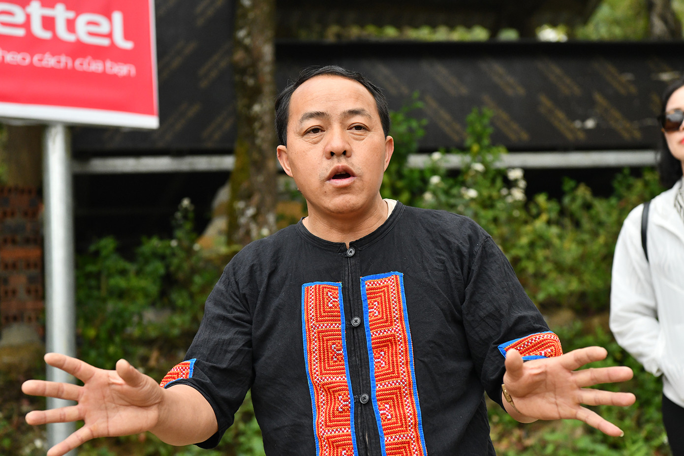 Mục sư Hảng A Xà - được dân bản Sin Suối Hồ tin tưởng, kính trọng - chia sẻ về quá trình hình thành, phát triển của điểm du lịch Sin Suối Hồ. Ông Hảng A Xà cho biết, người dân bản đã có quá trình cai thuốc phiện, thuốc lào và rượu, thay đổi tư duy để làm du lịch. Hiện, người dân Sin Suối Hồ sống chân thành, thân thiện. Hằng ngày, những người dân trong bản đều quét sạch nhà cửa, ngõ xóm từ nhà mình đến nhà hàng xóm. Cứ thế, mỗi nhà đều dọn dẹp cả nhà cửa, ngõ xóm, nên bản quanh năm đều sạch đẹp.