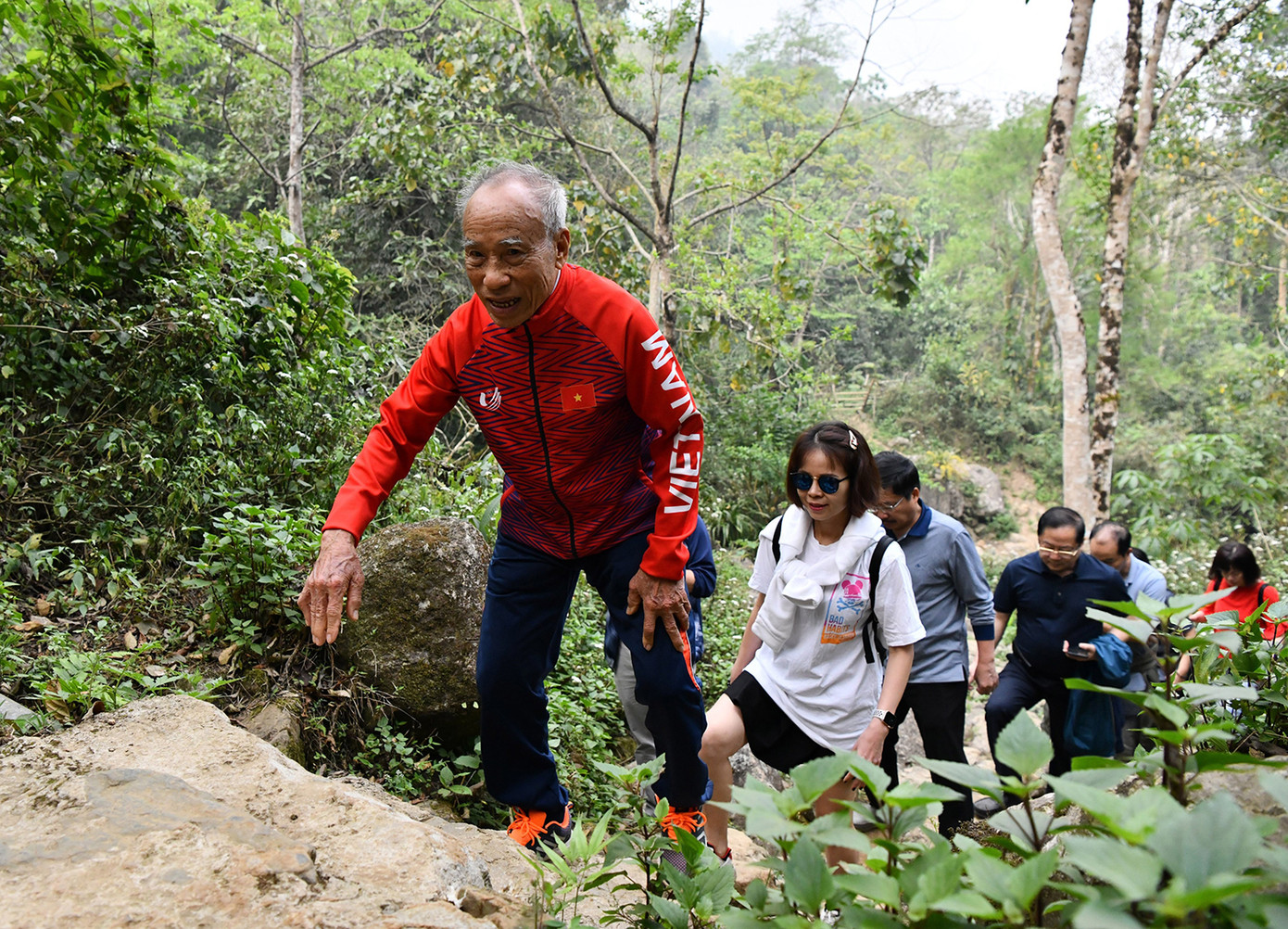 Đến với Sin Suối Hồ, du khách có thể trải nghiệm thêm dịch vụ khám phá thác Tình yêu, nghe kể những câu chuyện tình mang màu sắc huyền thoại.