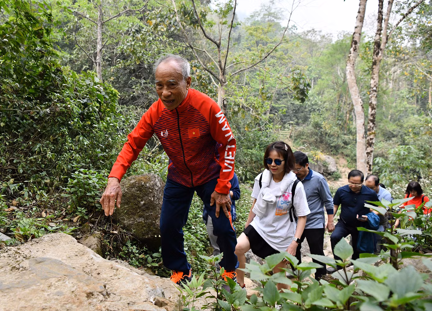 Đến với Sin Suối Hồ, du khách có thể trải nghiệm thêm dịch vụ khám phá thác Tình yêu, nghe kể những câu chuyện tình mang màu sắc huyền thoại.