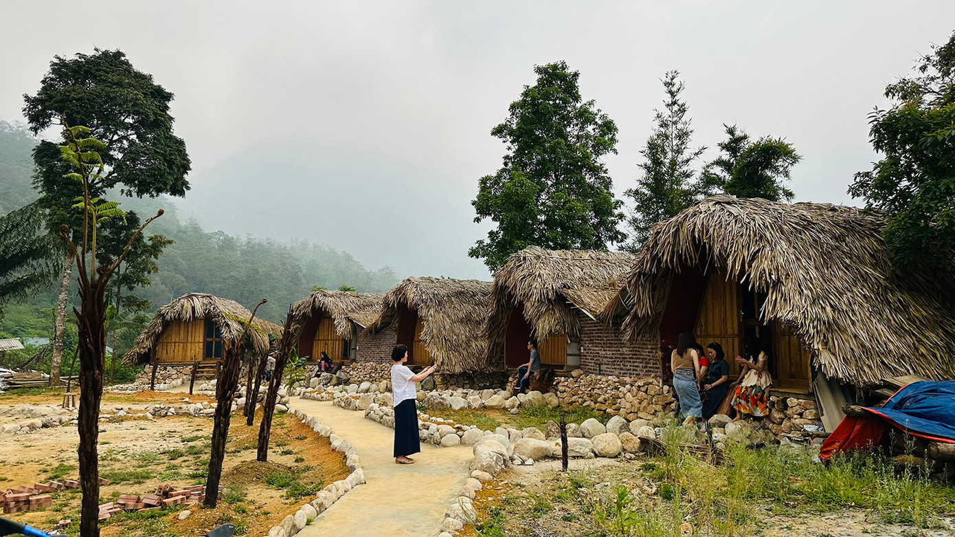 Cùng với sự hỗ trợ của Đảng, Nhà nước và chính quyền các cấp, một con đường bê tông khang trang đã hoàn thành ở bản Sin Suối Hồ. Tiếp đến, người bản cùng nhau vệ sinh môi trường, di chuyển chuồng gà, chuồng lợn ra vị trí đảm bảo vệ sinh, tu sửa, cải tạo nhà cửa và tuyên truyền kĩ năng sống cho nhau. Hiện, trong bản có nhiều homestay, dịch vụ ăn nghỉ sạch sẽ, thoáng mát, thu hút nhiều du khách.