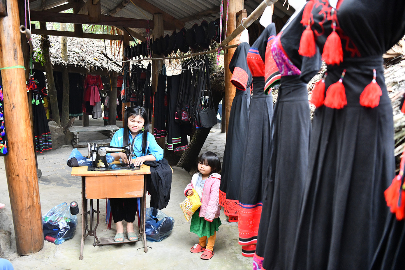 Chợ truyền thống ở trong bản Sin Suối Hồ bày bán nhiều trang phục, thổ cẩm mang đậm nét văn hoá đồng bào dân tộc Mông.